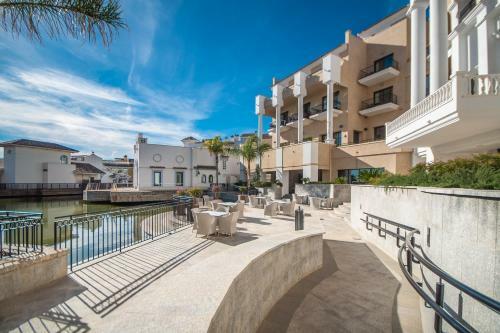 2 Bedroom Apartment With Stunning Views Central Location - An1221lt