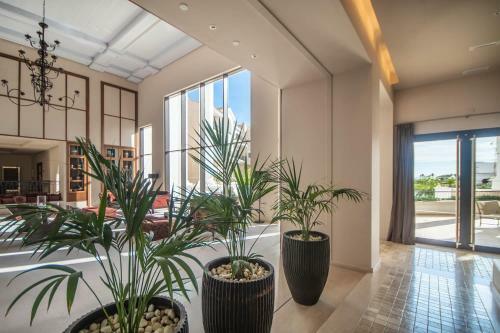 2 Bedroom Apartment With Stunning Views Central Location - An1221lt