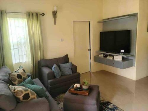 Inviting 3-bedroom Available In Drax Hall Manor
