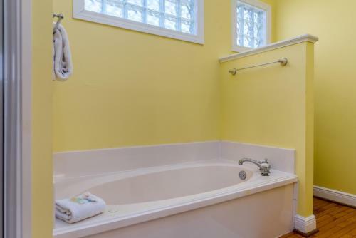 Ricky Mos' Island Oasis - 2628 Bridgeview Home