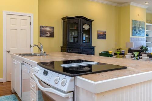 Ricky Mos' Island Oasis - 2628 Bridgeview Home