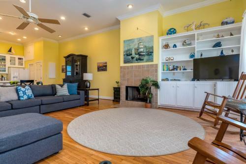 Ricky Mos' Island Oasis - 2628 Bridgeview Home