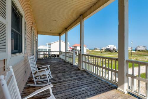 Ricky Mos' Island Oasis - 2628 Bridgeview Home