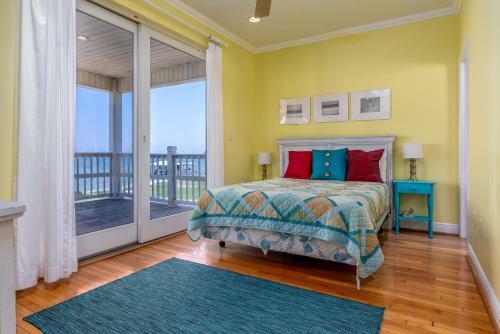 Ricky Mos' Island Oasis - 2628 Bridgeview Home