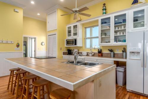 Ricky Mos' Island Oasis - 2628 Bridgeview Home