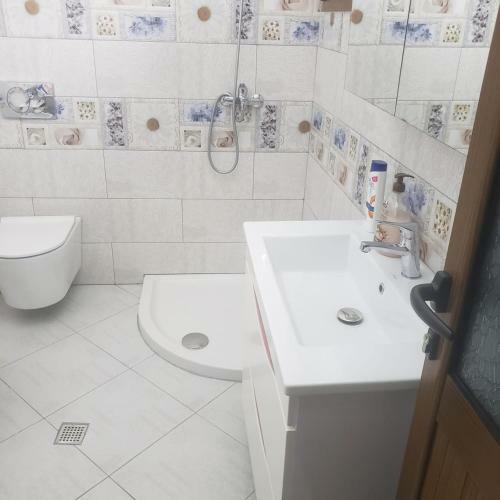 Villa Cheerful 2-bedroom Cottage,parking On Premises