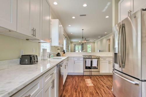 Lovely Mobile Retreat With Deck And Front Porch!