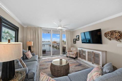 The Pass Unit 206