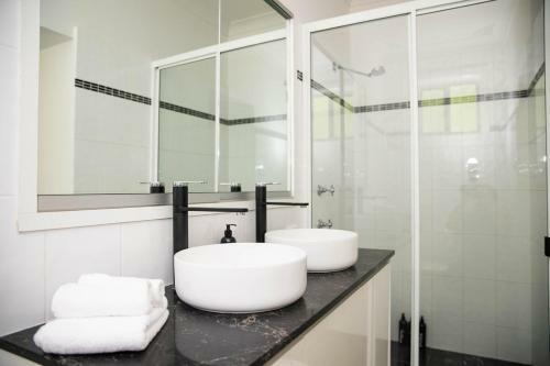 Canobolas Cottage, Amazing Farm Stay, 4 King Beds