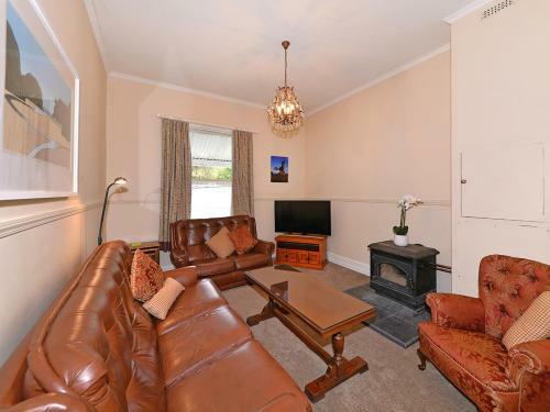Red Door Retreat - Nelson Holiday Home