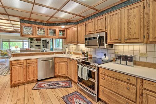 Spacious Fairbanks Home Fireplace, Walk Dtwn