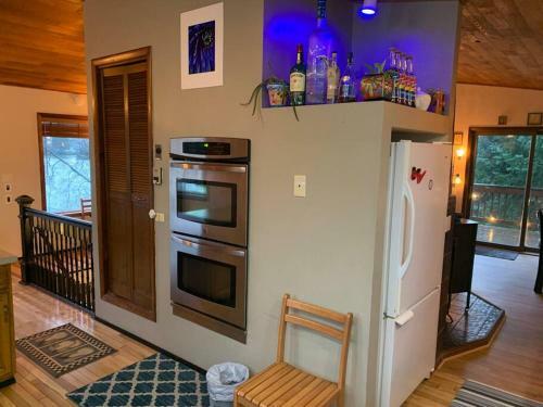 Riverfront Home W/ Sauna, Tub & Beautiful Views