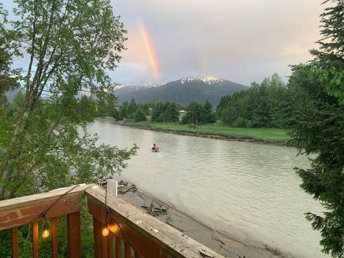 Riverfront Home W/ Sauna, Tub & Beautiful Views