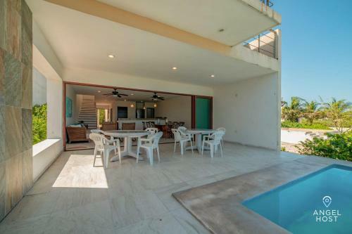 Family Beachfront Home With Private Pool Steps To The Sea
