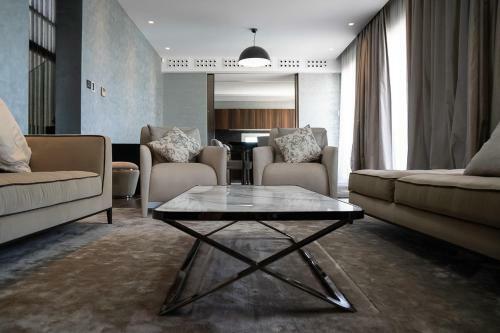 Luxury Villa Next To Parklane Hotel.