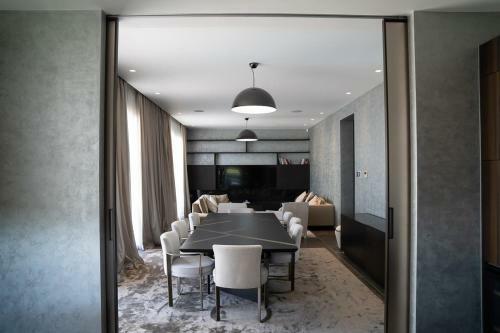 Luxury Villa Next To Parklane Hotel.