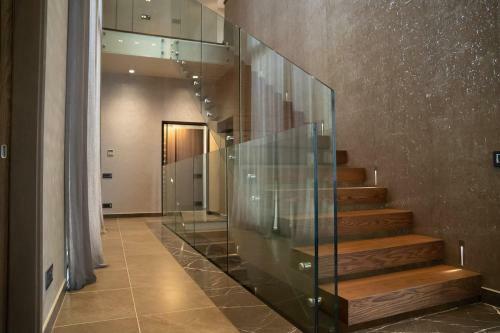 Luxury Villa Next To Parklane Hotel.