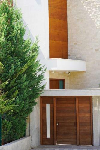 Luxury Villa Next To Parklane Hotel.
