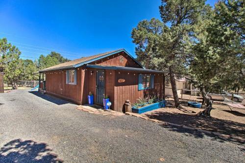 Serene Family Cabin With Fire Pit And Jungle Gym!