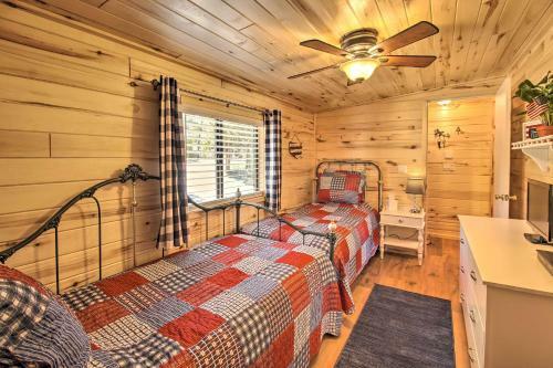 Serene Family Cabin With Fire Pit And Jungle Gym!