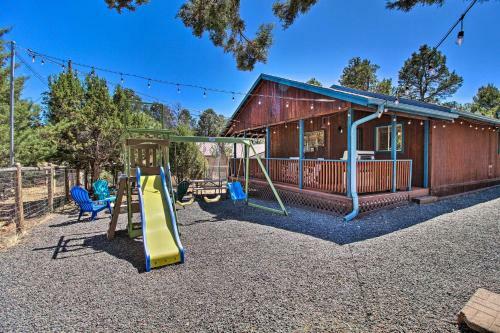 Serene Family Cabin With Fire Pit And Jungle Gym!