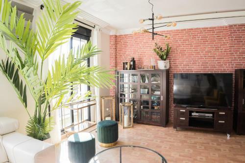 Street Level Apartment. Swimming Pool, Wifi,