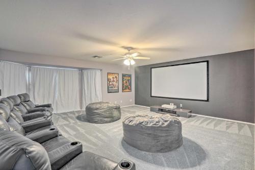 Lavish House With Home Theater And Fireplaces!