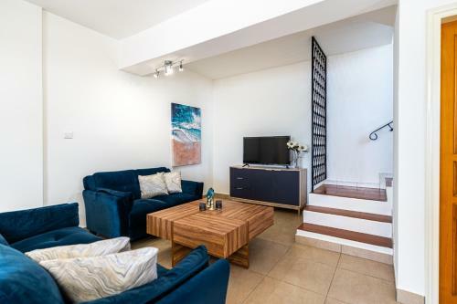 Seashore 3-br Villa In Oroklini