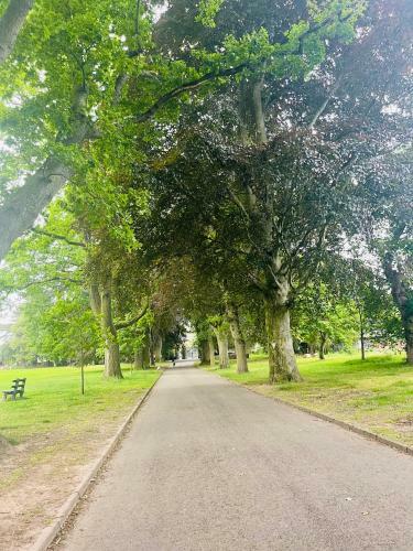 Tanglewood House Abergavenny With Private Parking