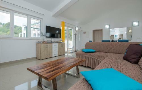 Awesome Apartment In Vrboska With 2 Bedrooms
