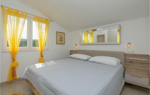 Awesome Apartment In Vrboska With 2 Bedrooms
