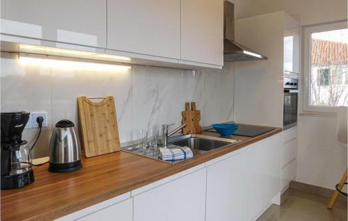 Awesome Apartment In Vrboska With 2 Bedrooms