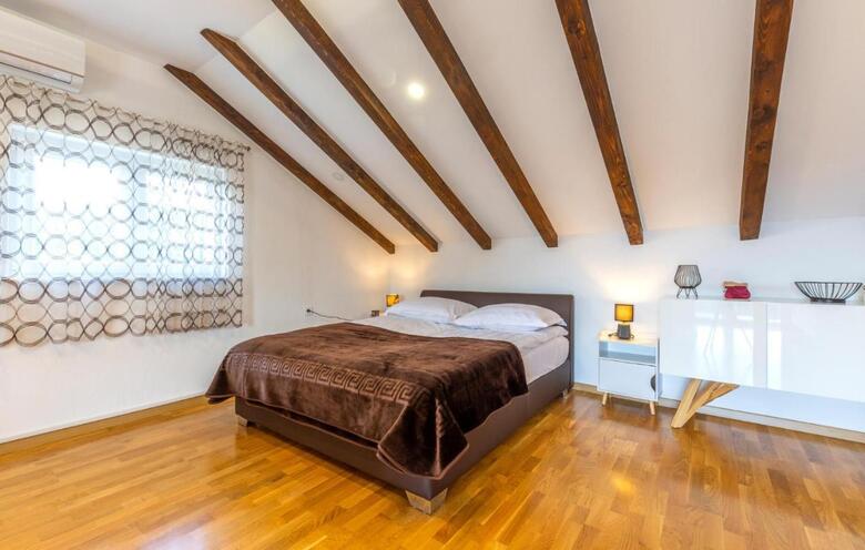 Nice Home In Vrlika With Wifi And 4 Bedrooms