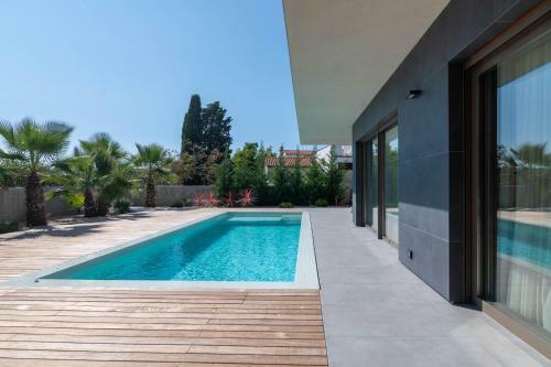 Luxury Villa With Pool-near The Beach