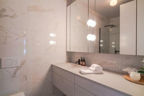 Ocean Breeze Luxury Apartment
