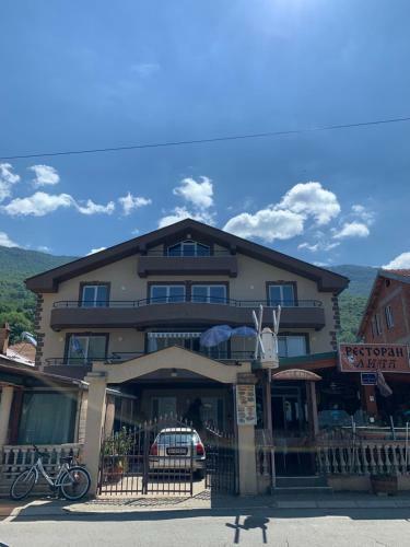 Hostal Restaurant & Apartments Lipa