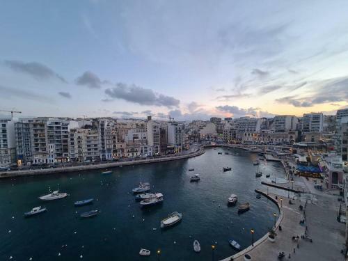 Luxury Seafront 2 Bedroom Apartment In Spinola Bay