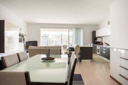 Luxury Seafront 2 Bedroom Apartment In Spinola Bay