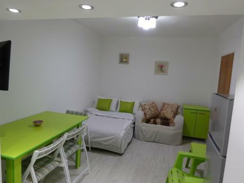 Jasmin White Apartment