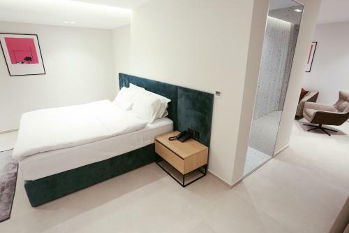 Hotel 12