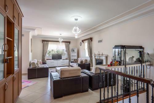 Peaceful 4br Villa W/ac&balcony 10 Min To Seaside