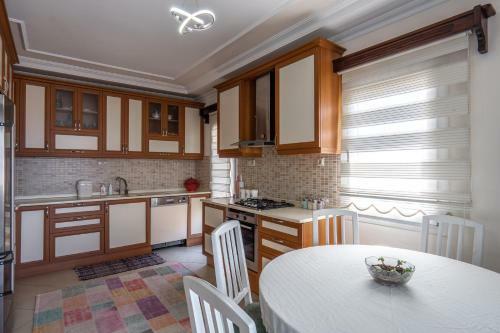 Peaceful 4br Villa W/ac&balcony 10 Min To Seaside