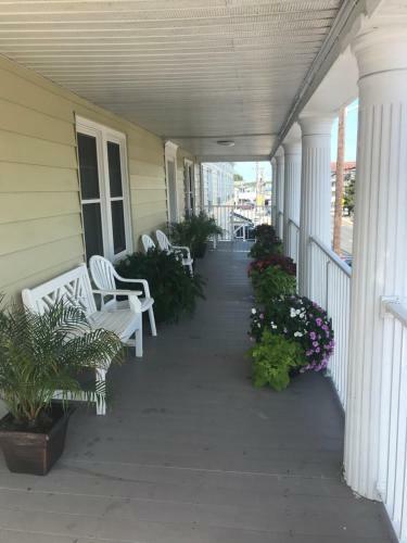 The Admiral Hotel/motel