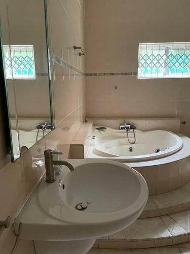 Spacious 2 Bedroom Guest House, East Legon