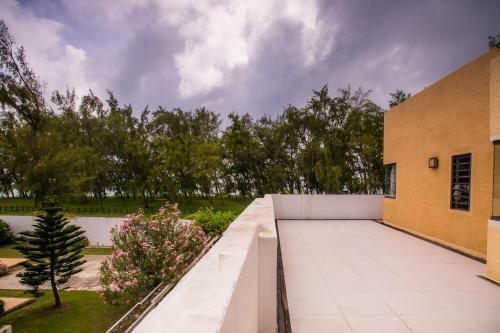 Villa Simone: Sunlit Beach Getaway W/ Pool + Wifi