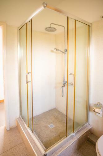 Villa Simone: Sunlit Beach Getaway W/ Pool + Wifi