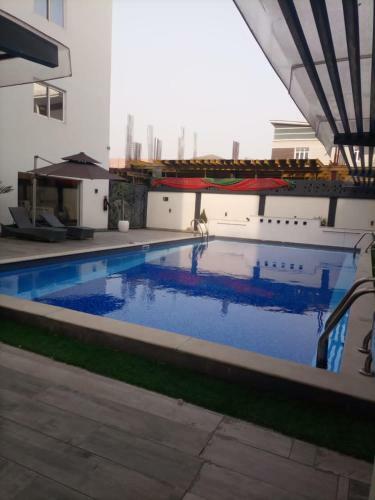 Sunny Green Service Apartment With Pool And Gym