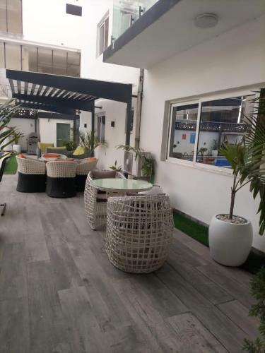 Sunny Green Service Apartment With Pool And Gym