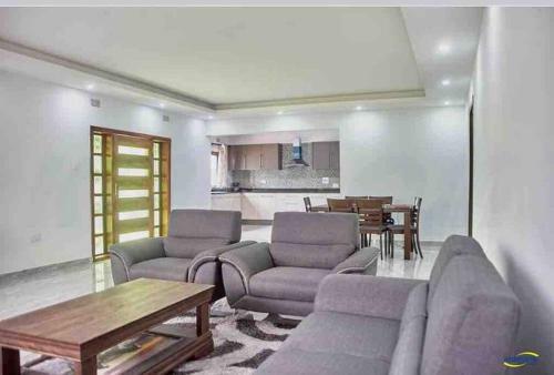 Apartamento 3-bedroom Home Located In A Complex With A Pool.