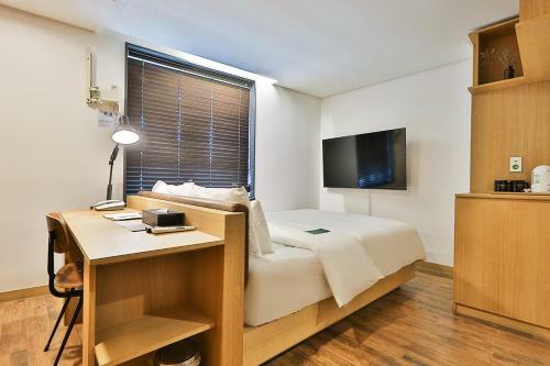 Jongro Makers X Pretty Hotel